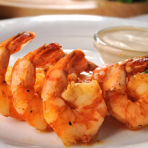 piatto di gamberetti con salsa