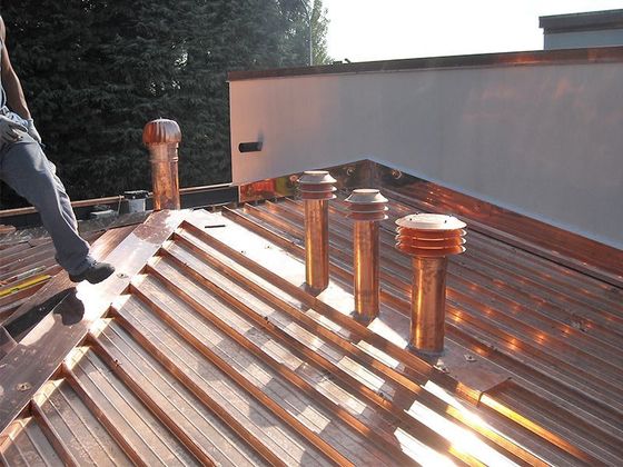 esperto durante la rimozione di amianto e installazione di coperture in alluminio