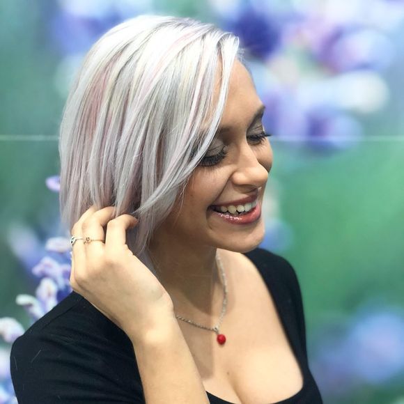 donna con taglio medio e colore alla moda