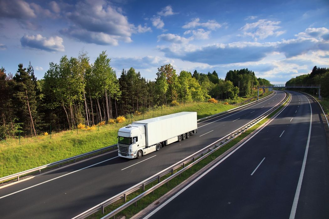 automezzo con rimorchio su autostrada