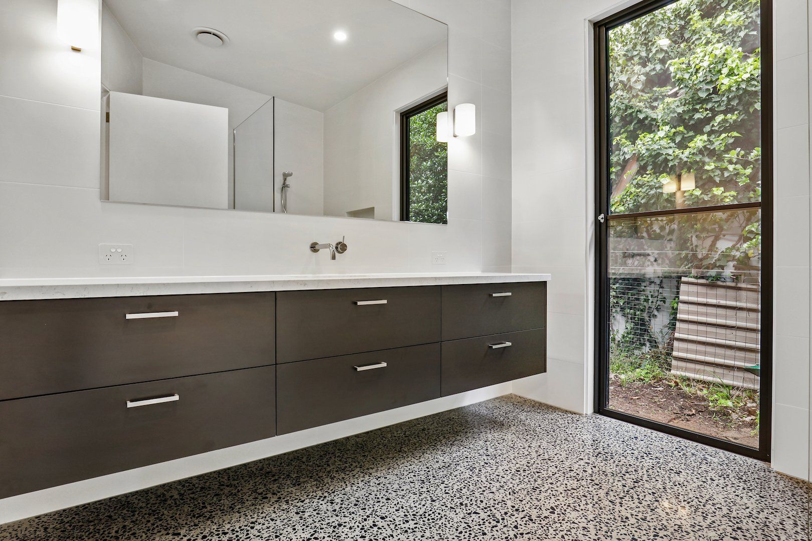 Kane Worthy Constructions, Invelroch 3996, 3996 Studio