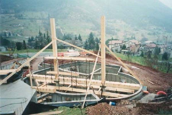 un edificio in costruzione con travi in legno