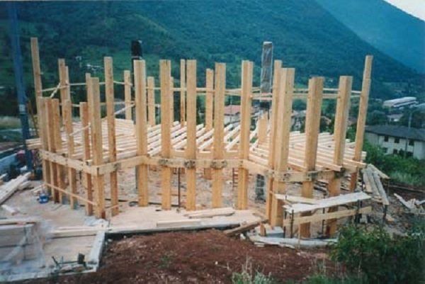 delle travi in legno di un edificio in costruzione