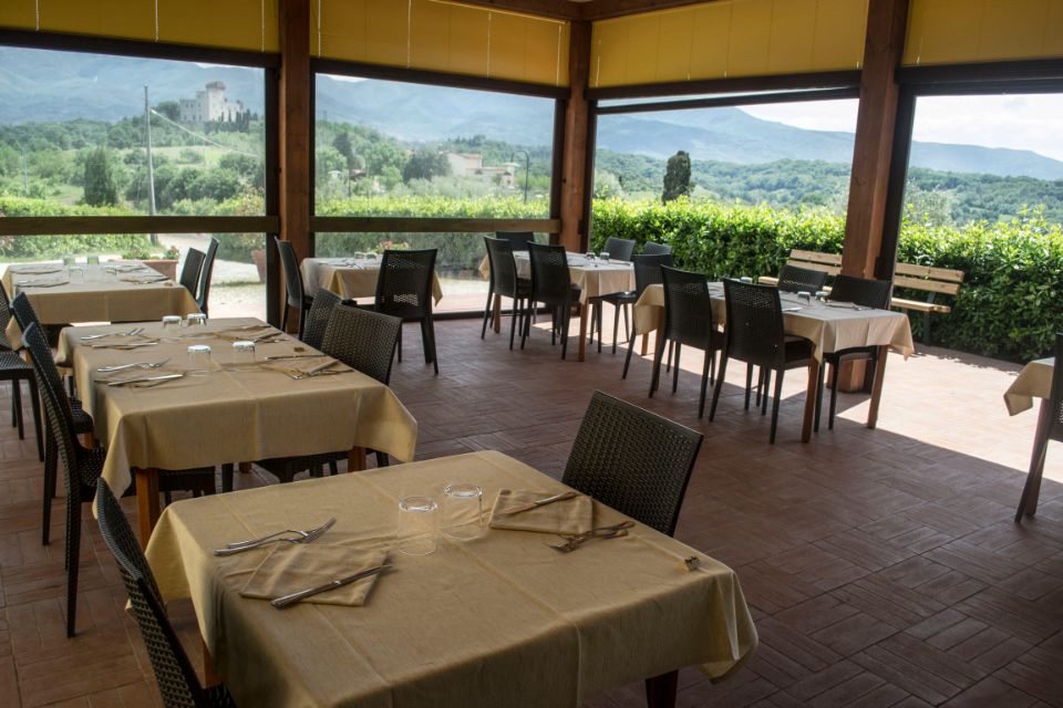 Ristorante con tavoli
