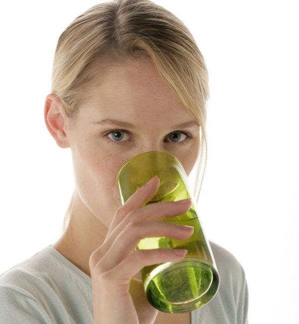 Frau trinkt Wasser