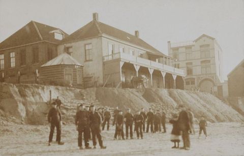 Kustafslag bedreigt het huis (midden) van de familie Boelmans ter Spil Kustafslag bedreigt het huis (midden) van de familie Boelmans ter Spil