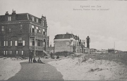Pension Zee- en Duinzicht aan het net verharde zanpad, thans de boulevard Pension Zee- en Duinzicht aan het net verharde zanpad, thans de boulevard
