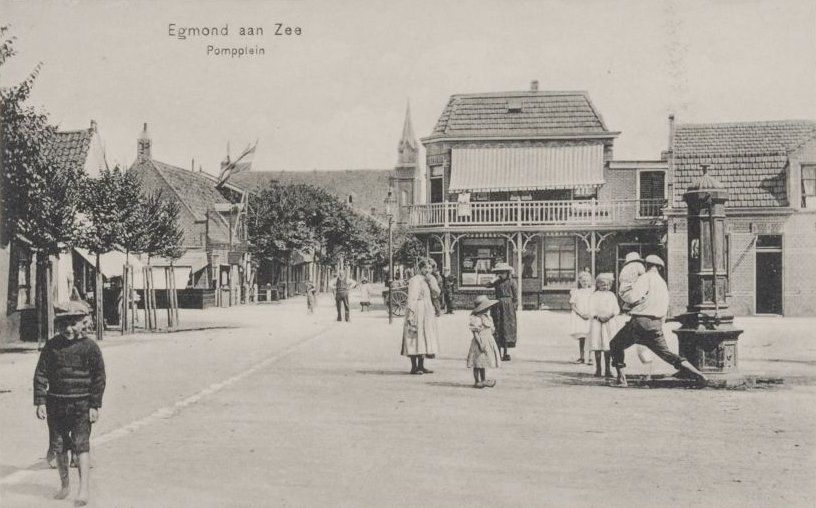 Het Pompplein van vóór de oorlog. Het pand in het midden staat er nog steeds. Het Pompplein van vóór de oorlog. Het pand in het midden staat er nog steeds.