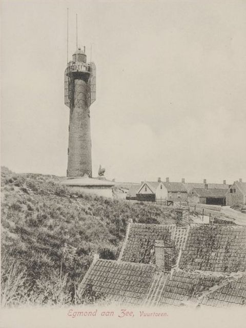 De Vuurtoren van Egmond, hier nog voorzien van dagmerkschermen De Vuurtoren van Egmond, hier nog voorzien van dagmerkschermen