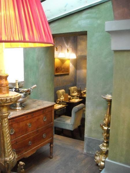 dettaglio di restauro in ristorante storico a Firenze 4 3 2 1