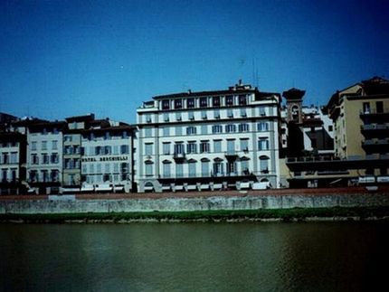 palazzo con facciata ristrutturata 2