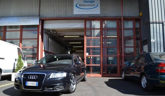 vetture in un parcheggio di un'officina