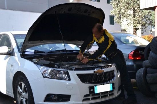 cambio olio motore di un'auto