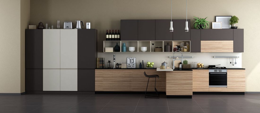 cucina con elettrodomestici e forni da incasso
