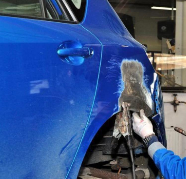 raddrizziamo la carrozzeria della vostra auto eliminando ammaccature di ogni genere raddrizzatura
