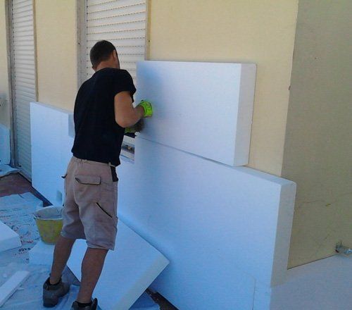 Operaio durante dei lavori edili