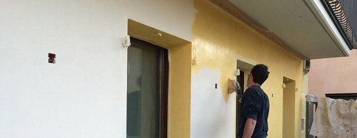 operazione di tinteggiatura pareti