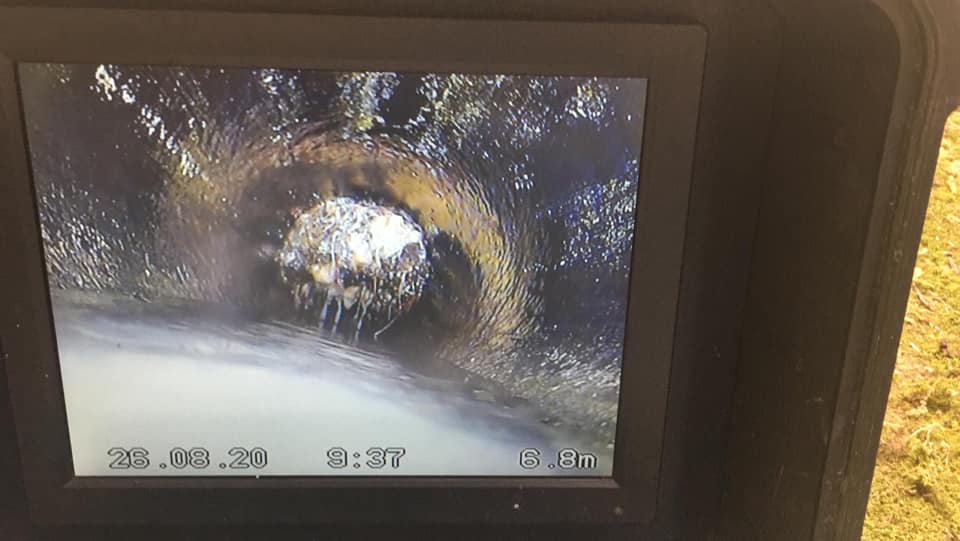monitor di videoispezione con telecamere in una fognatura