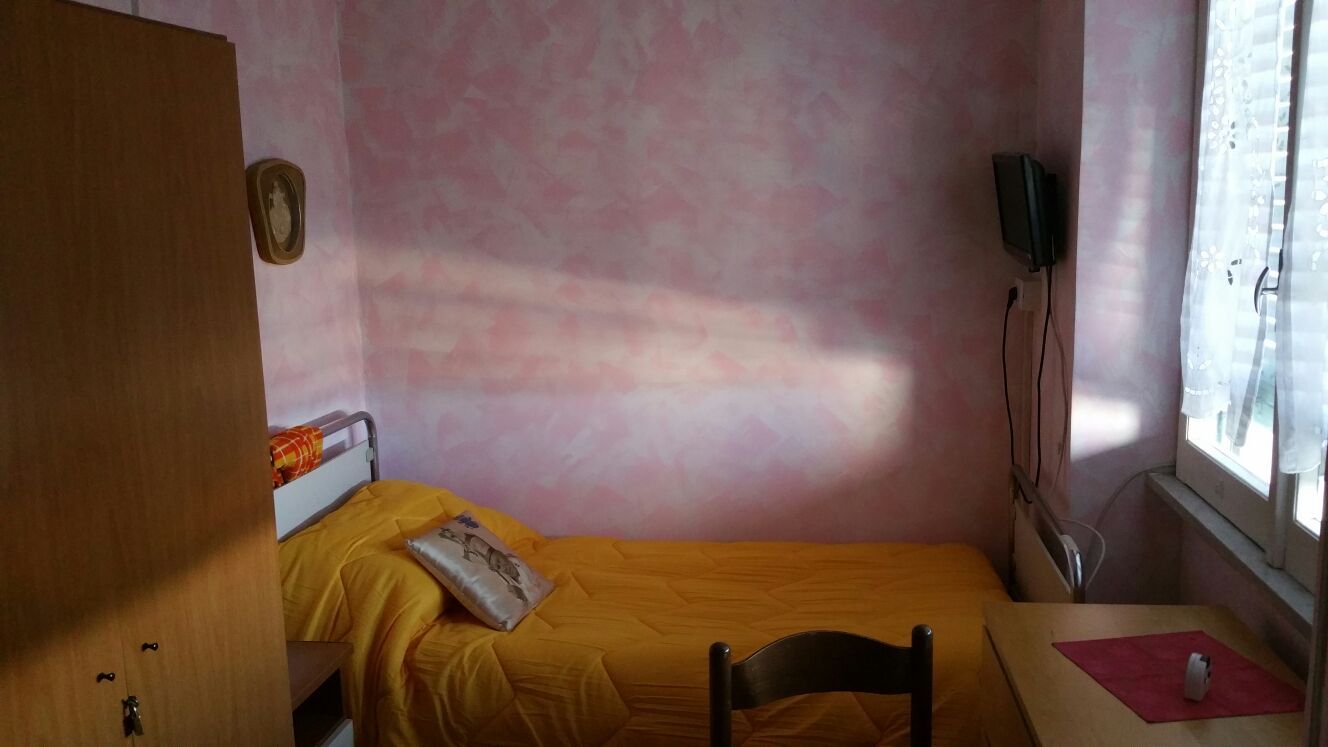 camera con un letto