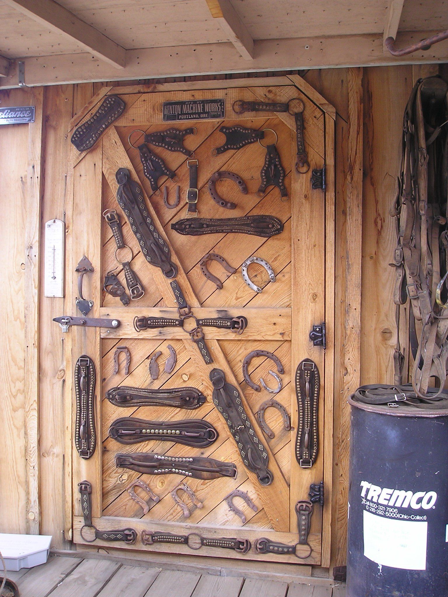 A wooden door with a barrel in front of it that says tretrico