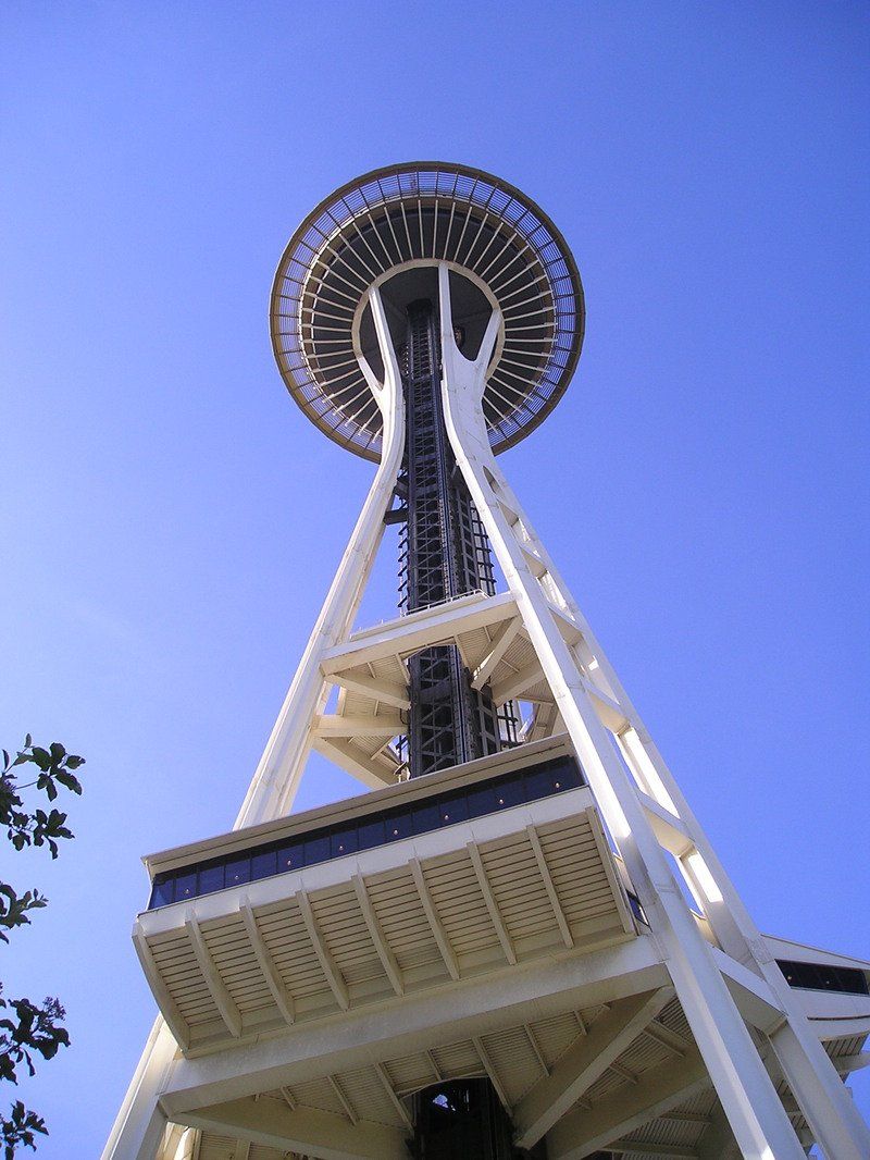 A very tall building with a blue sky in the background