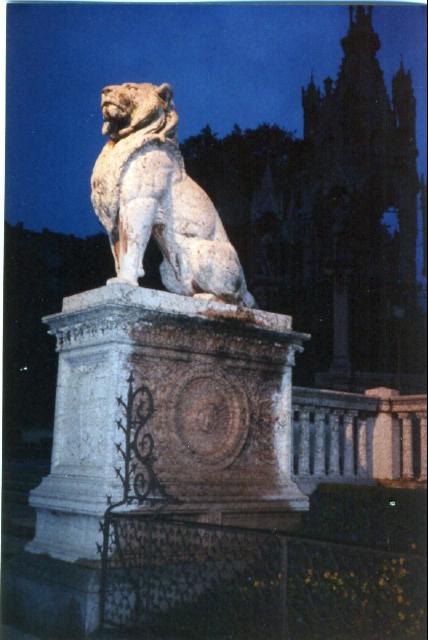 A statue of a lion sitting on top of a pedestal