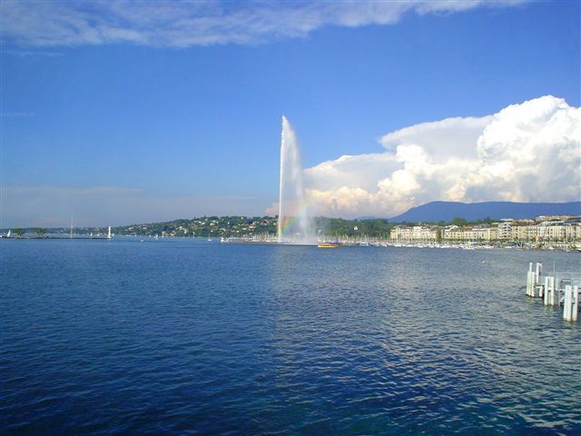 A large body of water with a fountain in the middle