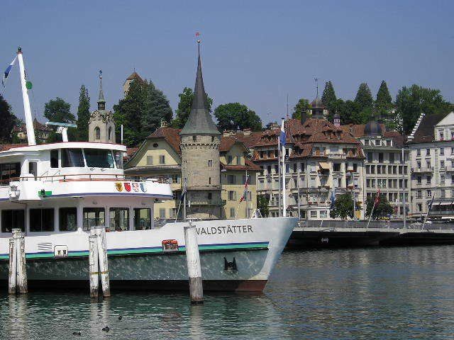 A boat that has the word valiostatter on it