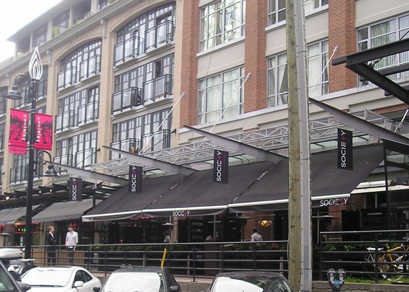 Cars are parked in front of a building with a sign that says ' luxe ' on it