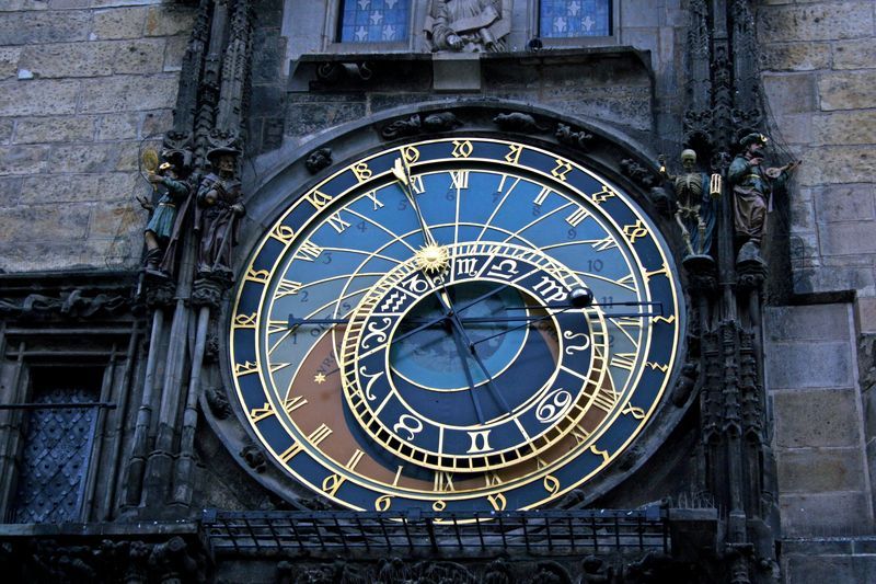A large clock on the side of a building shows the time as 4:20