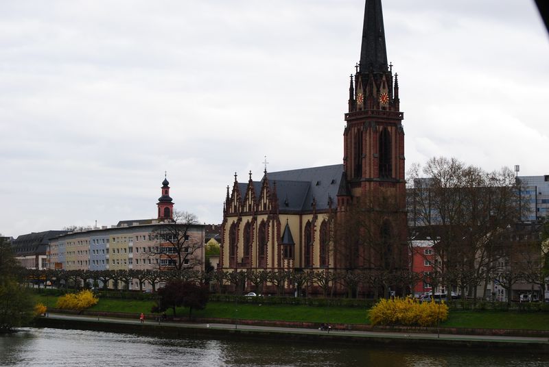 A large church with a steeple in the middle of a city