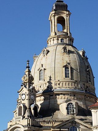 A large dome on top of a building with a blue sky in the background