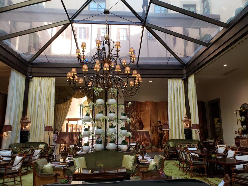 A large room with a chandelier hanging from the ceiling