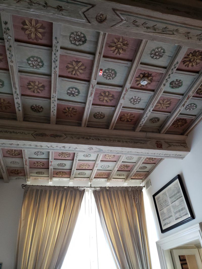 A room with a ceiling that has a lot of squares on it