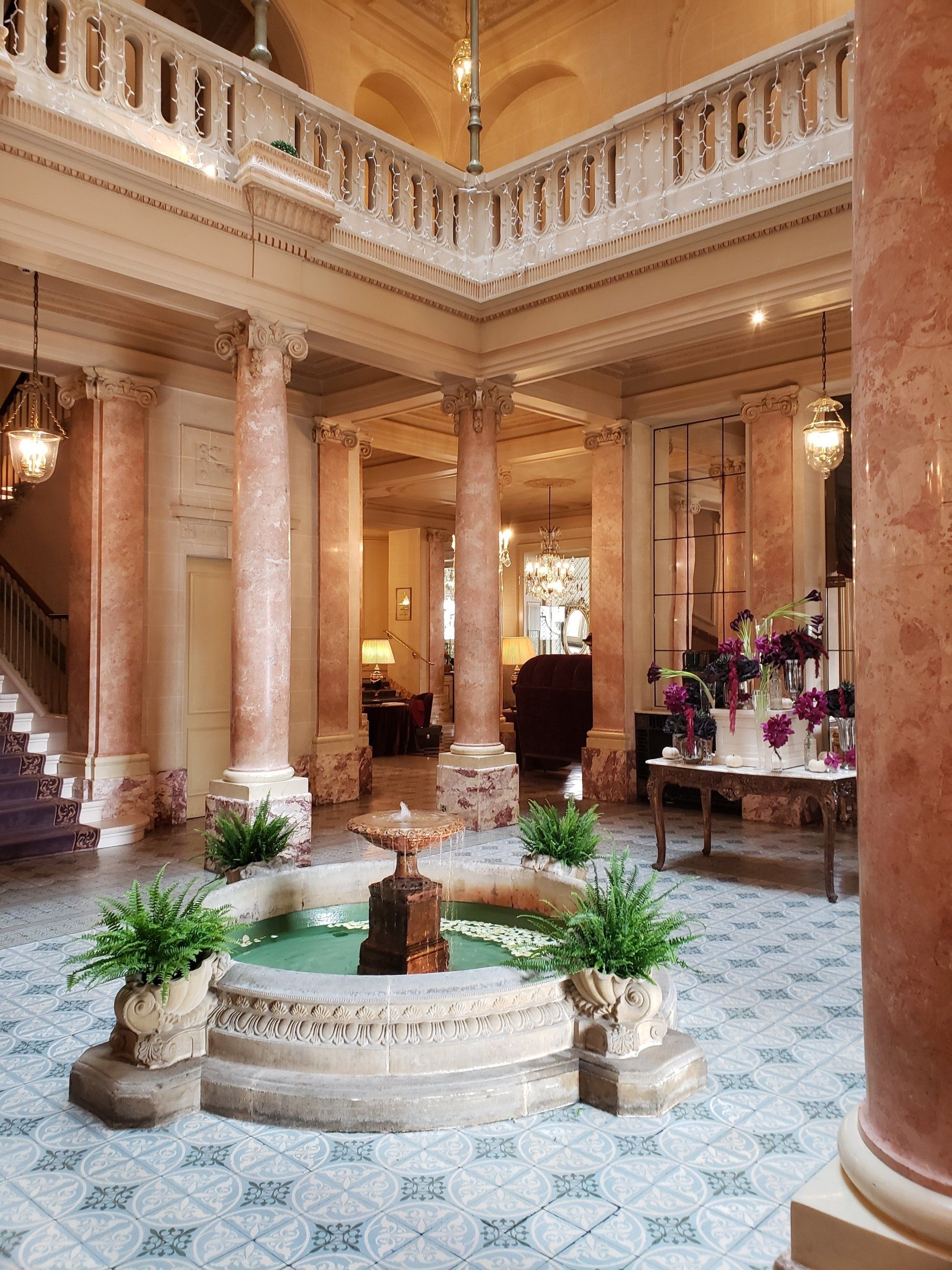 A large room with a fountain in the middle of it