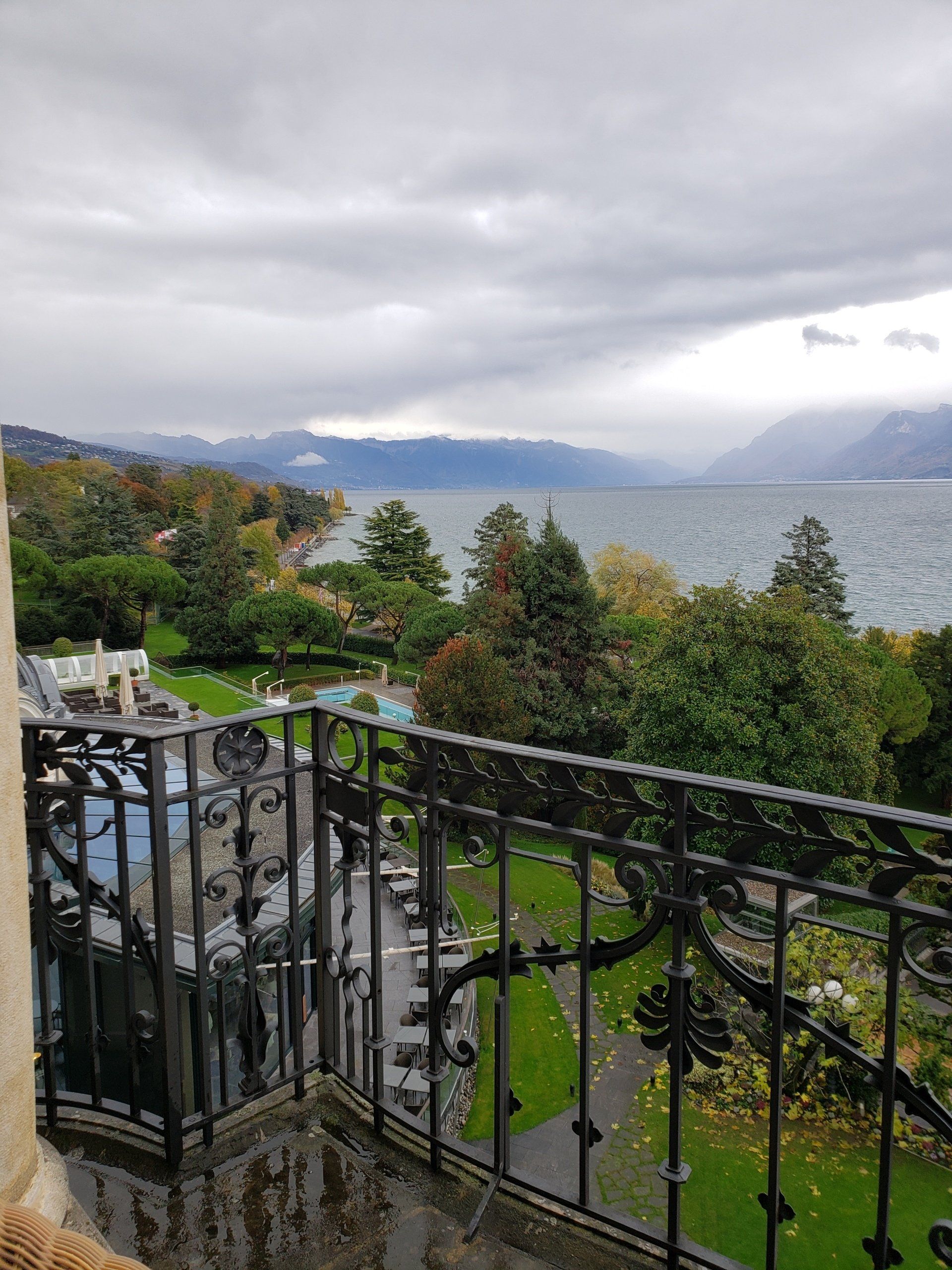 A balcony with a view of a lake and mountains