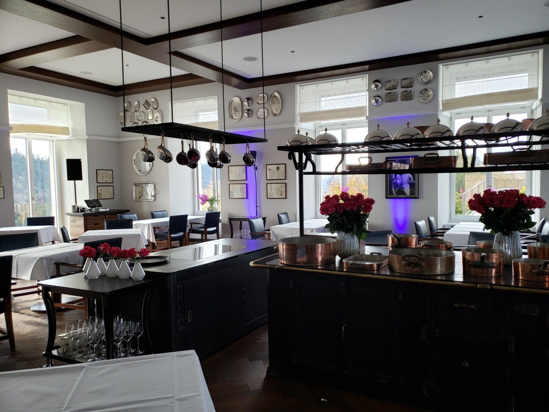 A large dining room with a lot of tables and chairs