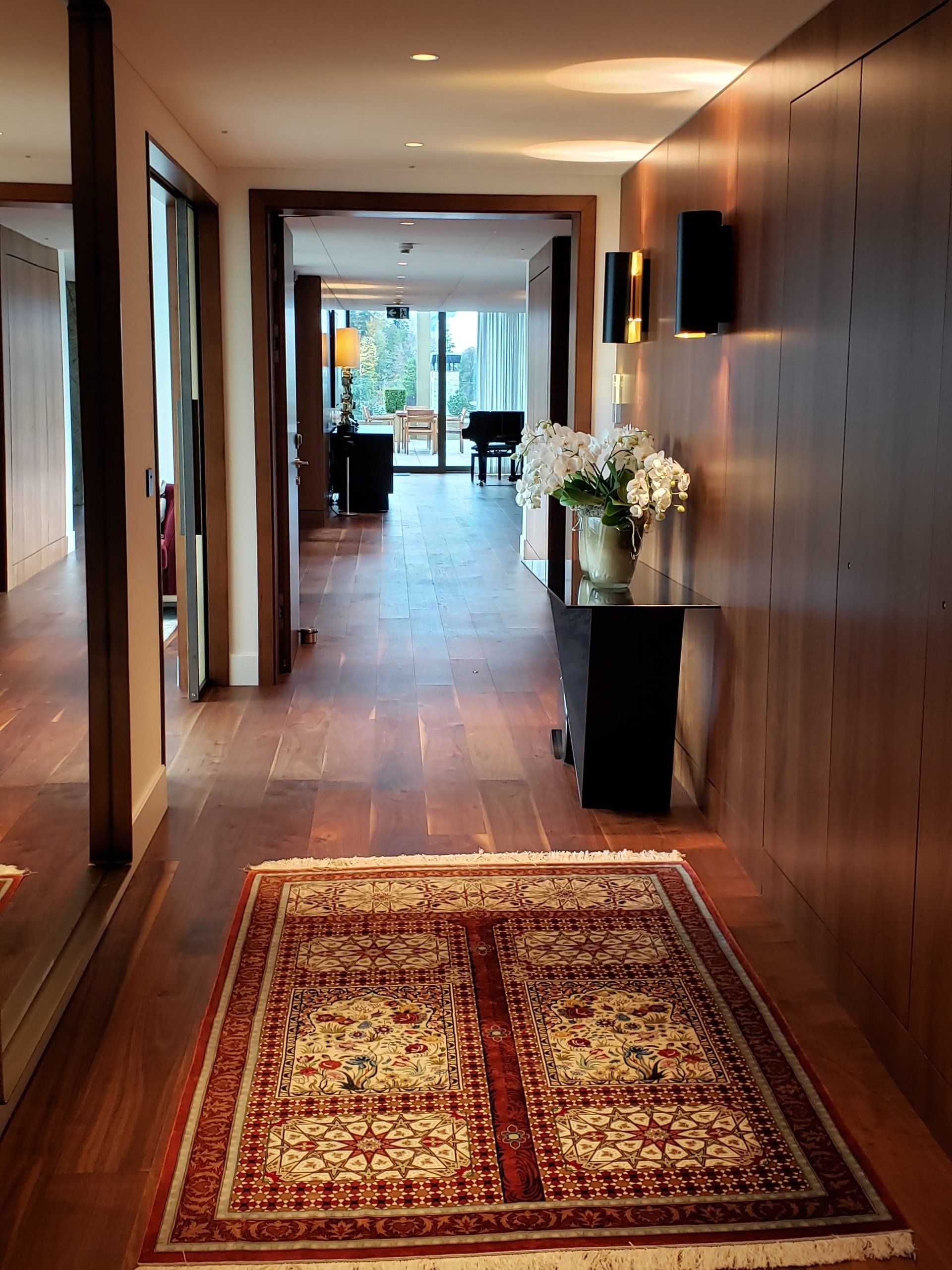 A hallway with a rug in the middle of it