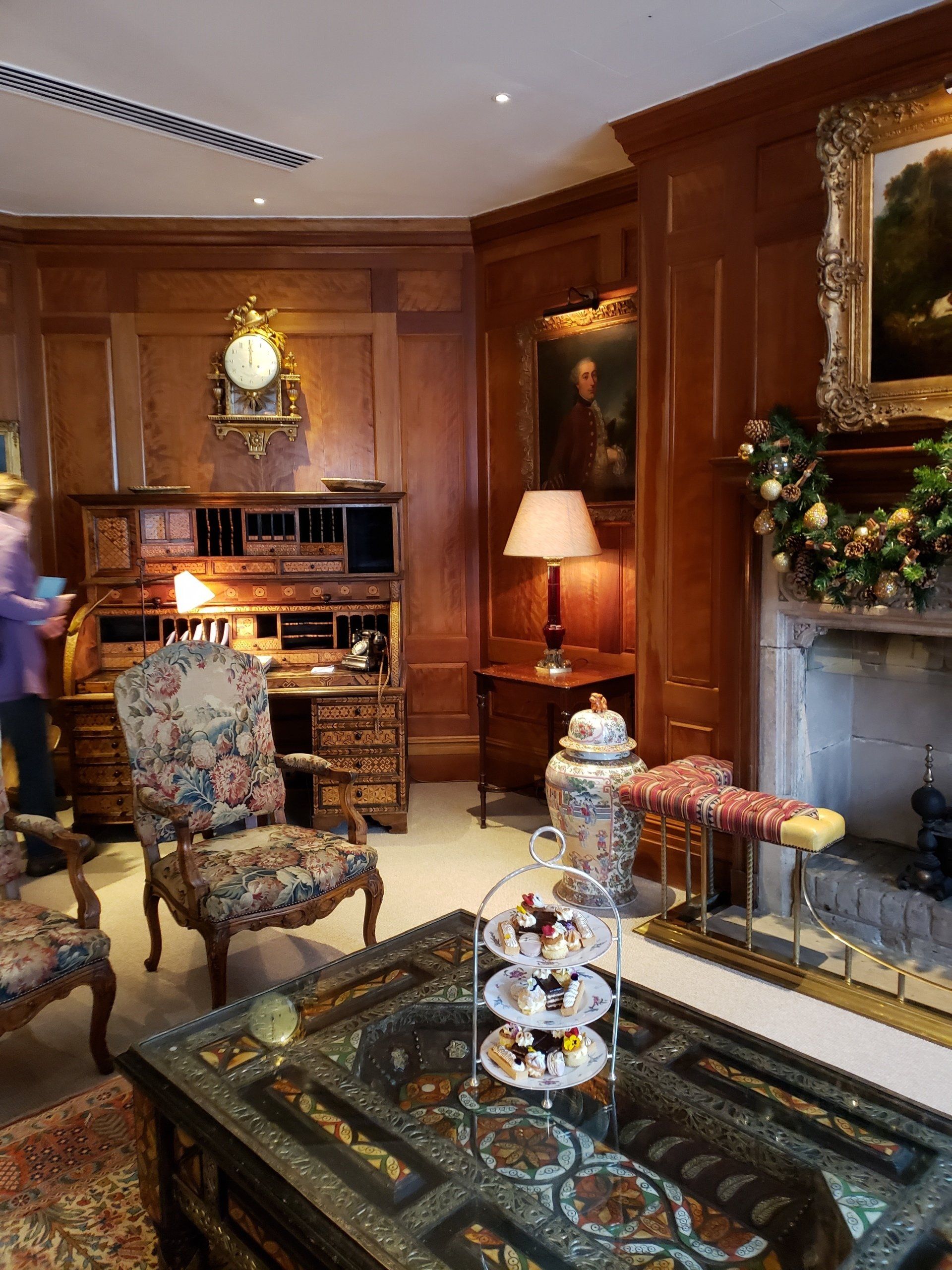 A living room filled with furniture and a fireplace.