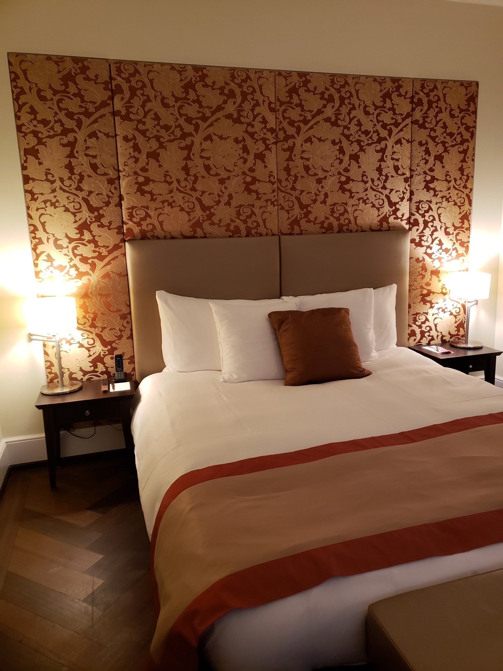 A hotel room with a bed and two nightstands