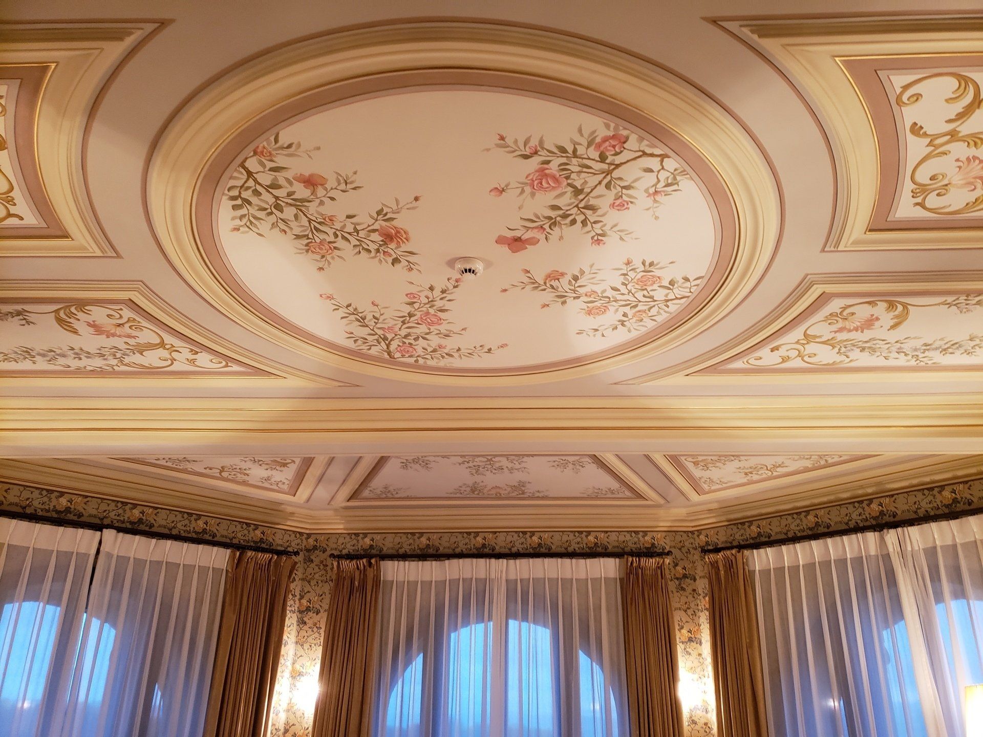A room with a ceiling that has a floral design on it.