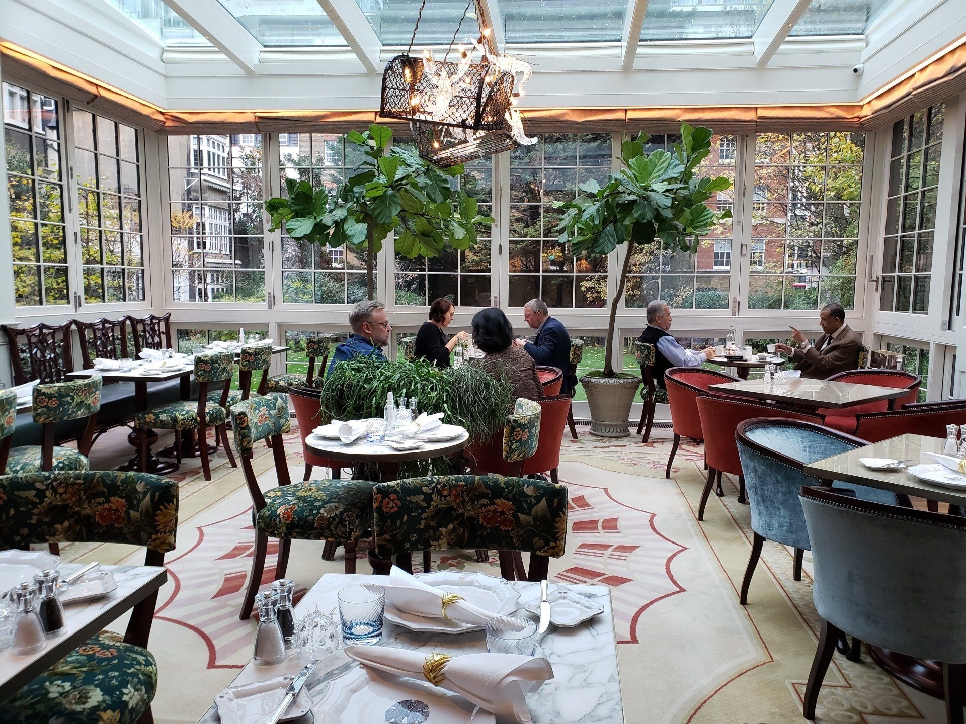 A group of people are sitting at tables in a restaurant.