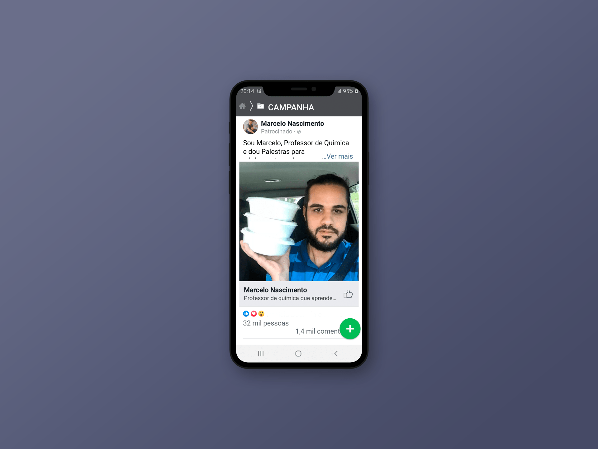 Um homem está segurando uma pilha de contêineres em um telefone celular.