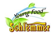 Logo: Schriftzug „Young Food Schlemmer“ mit Blättern und blauen und grünen Schnörkeln.