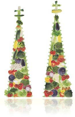 Zwei vegetarische Weihnachtsbäume, bei denen verschiedene bunte Gemüsesorten pyramidenförmig angeordnet sind.