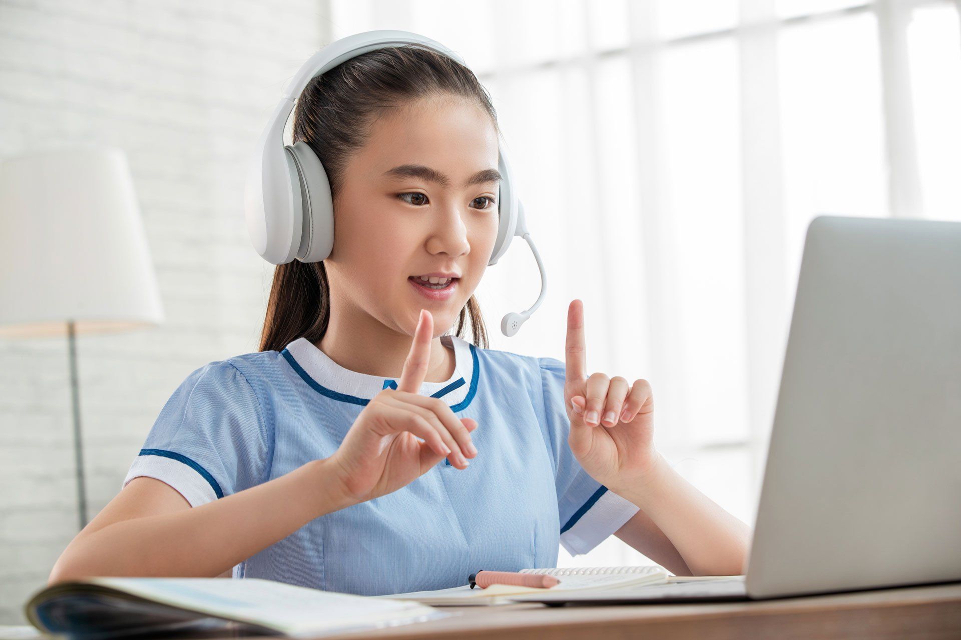 Students look at the computer online learning