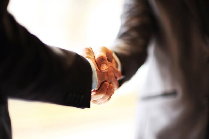stretta di mano tra notaio e cliente