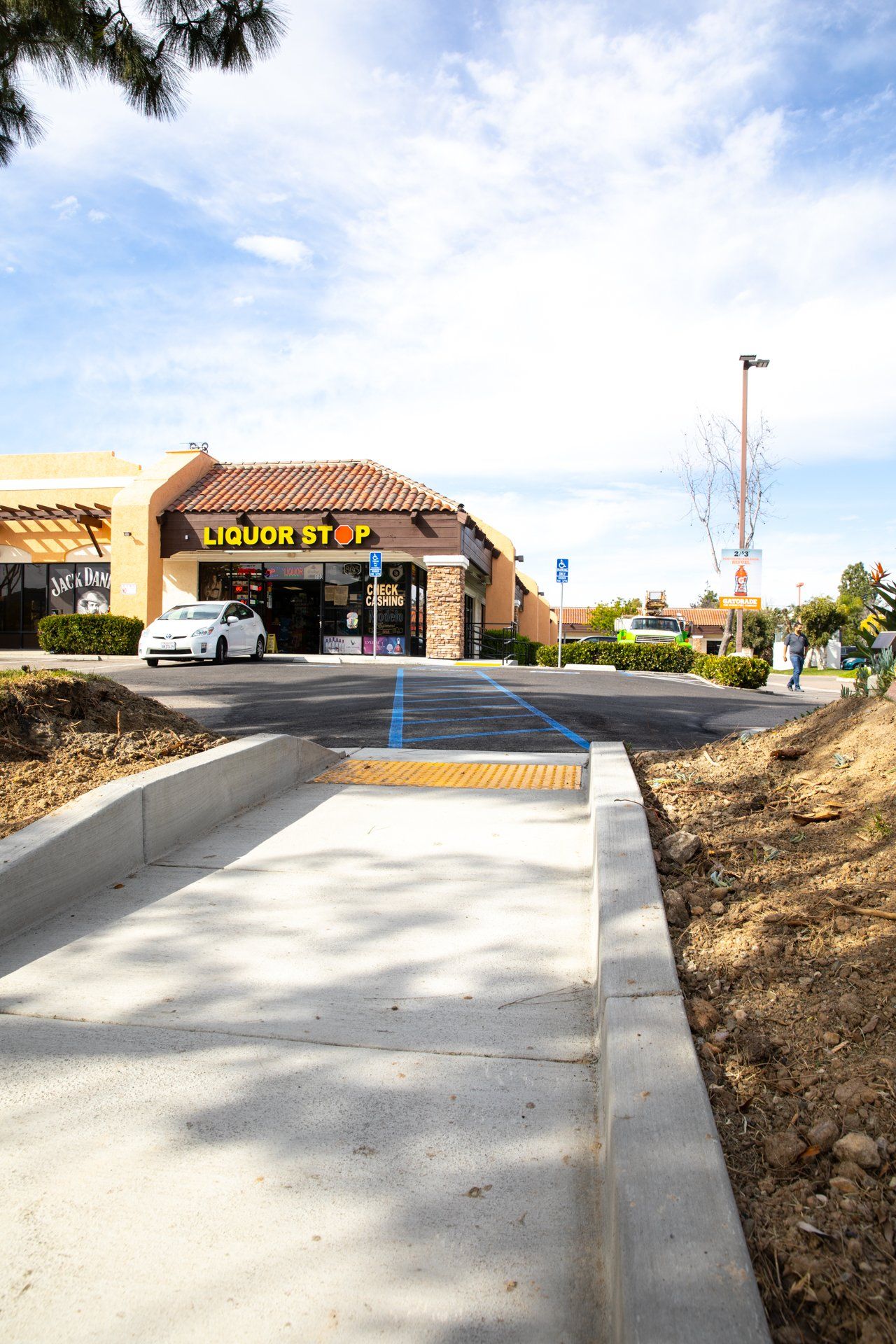 A liquor store with a yellow sign that says liquor store
