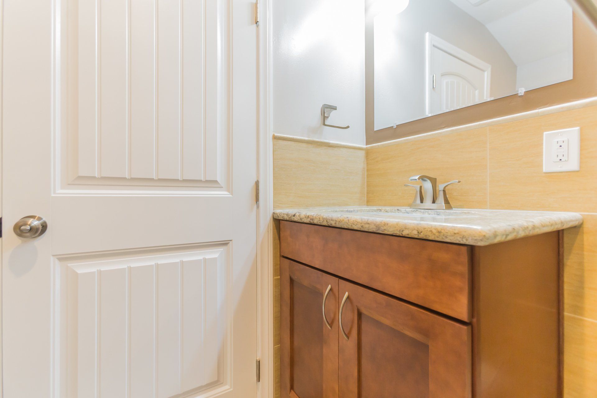 A bathroom with a sink and a mirror