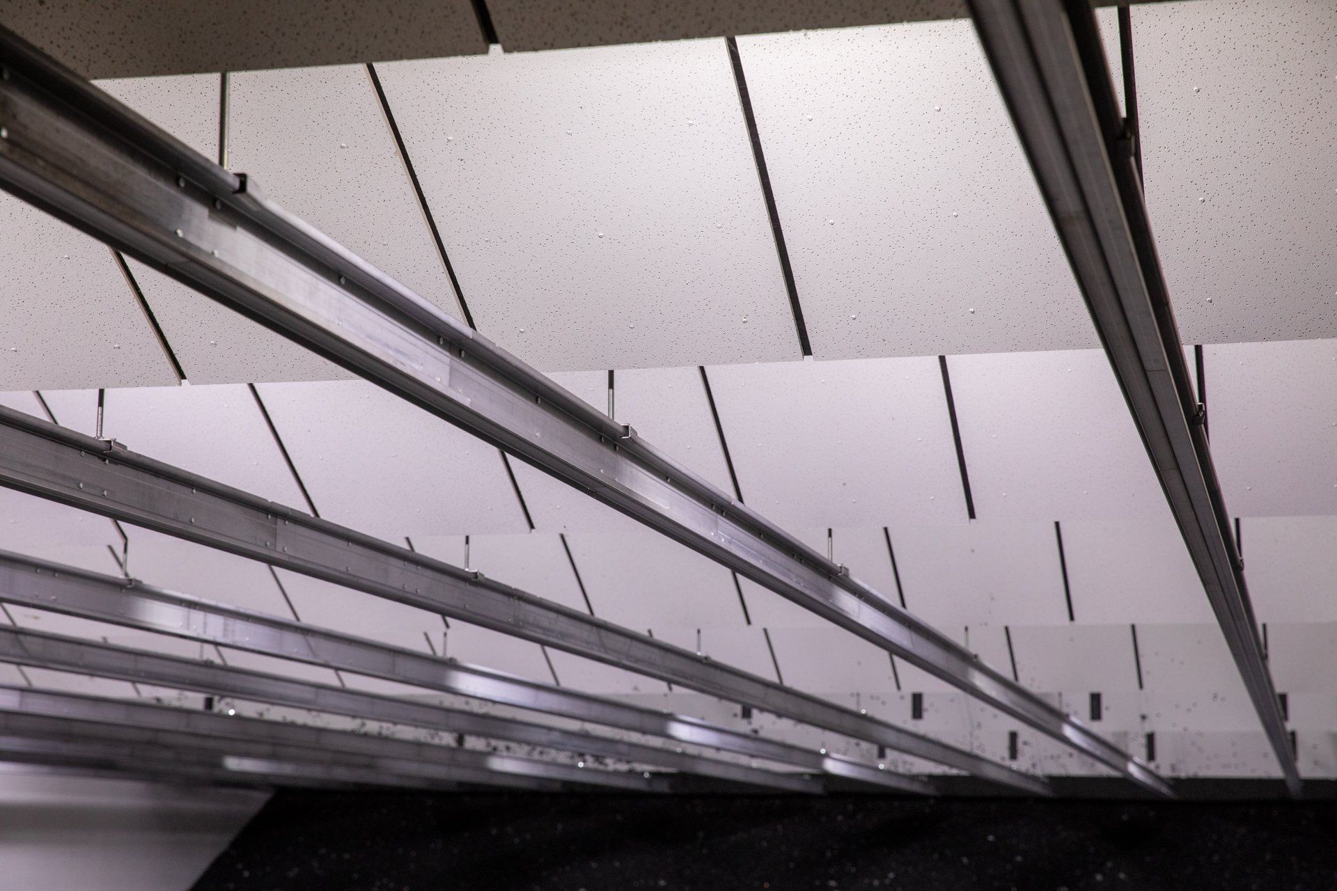 A ceiling with a lot of lines hanging from it